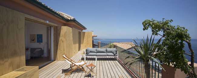 Terrazza con sdraio affacciata sul mare